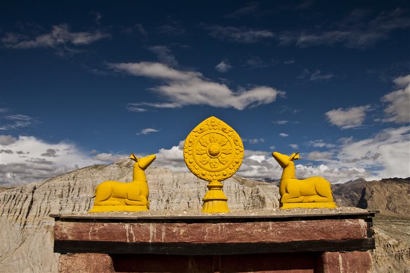 Symbolizes the religious in Tibetan Buddhism, over the Buddhist temple surrounded by mountains.