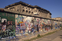 The Berlin Wall : Jonathan Borofsky Running Man ; Art isn't sacred
