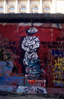 The Berlin Wall : Statue sans tete; rock head